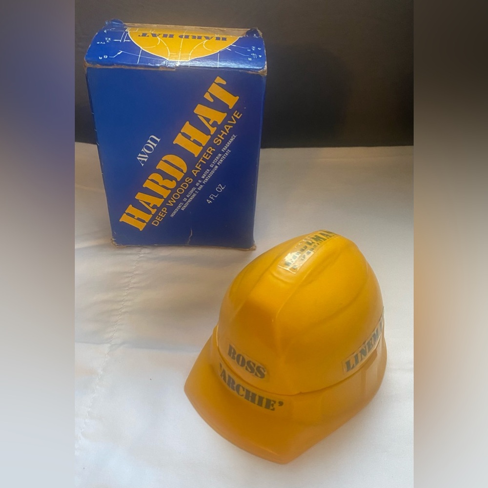 Vintage Avon Hard Hat Deep Woods After Shave collectible figural- original box